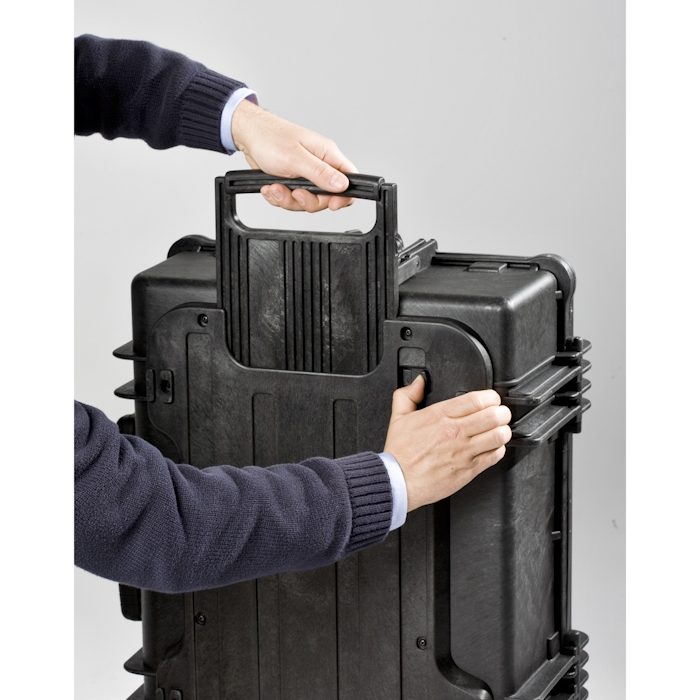 5823.B DETAIL HANDLE A man holds a black Explorer Case 5823 suitcase by its handle, showcasing its sturdy design.