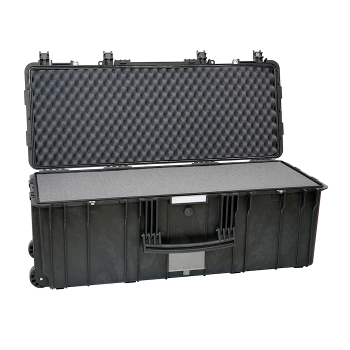 9433.B Sturdy black Explorer 97433 gun case on wheels, equipped with foam for safe storage of firearms.